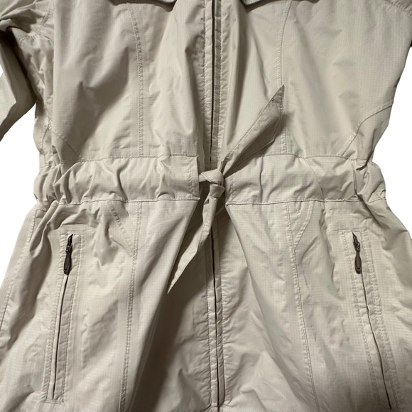 The North Face: Girls' Cream Full Zip Hooded Waterproof Jacket with Pockets - Picture 4 of 6